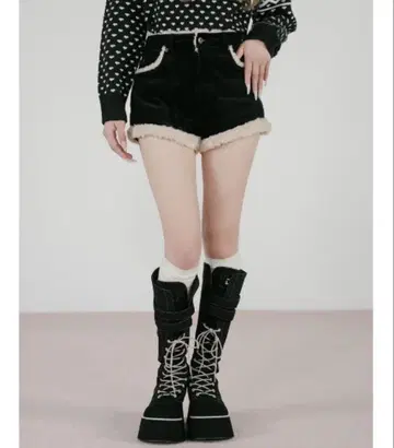 다리치 포인트 보아 코듀로이 숏팬츠 블랙