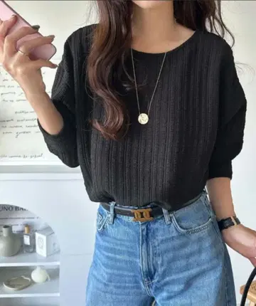 여유로운 실루엣으로 내추럴 무드를 플러스. 부클 자카드 상의