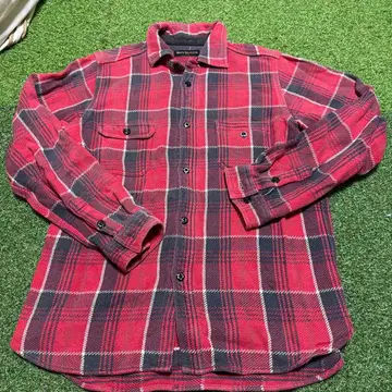 빨간색과 블랙 체크 플란넬 셔츠