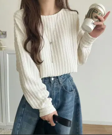 여유로운 실루엣으로 내추럴 무드를 더하다. 부클 자카드 상의