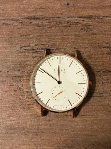 Knot 아날로그 쿼츠 손목시계 화이트