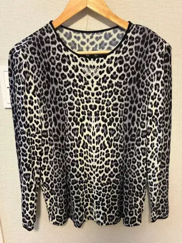 이타리야 이탈리아 표범 무늬 레오파드 무늬 상의 니트 맨투맨