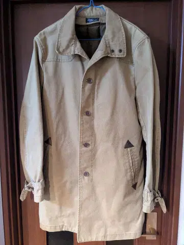 베이지 코트 퀼팅 안감 부착