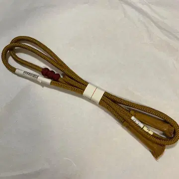 겨자색 허리띠 빨간색 장식 포함