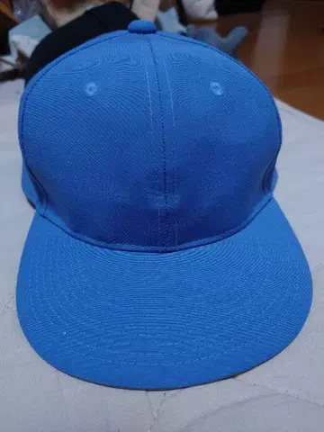 파란색 플랫챙 야구 모자