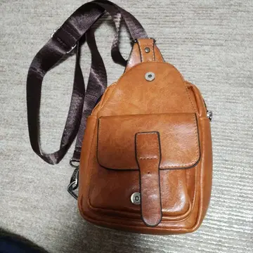 브라운 가죽 바디백 프론트 포켓 부착