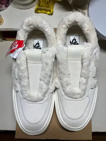 VANS 퍼 달린 슬립온 스니커즈 화이트