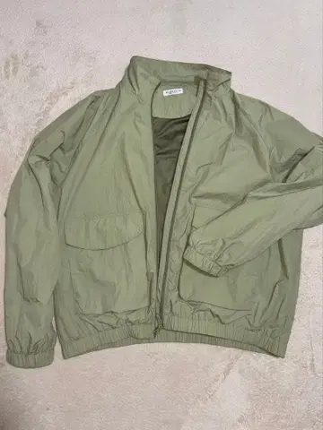 올리브 그린 나일론 자켓