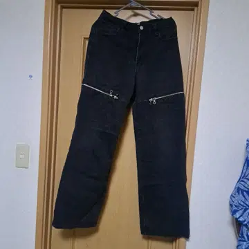 지퍼 포켓 부착 블랙 데님 팬츠