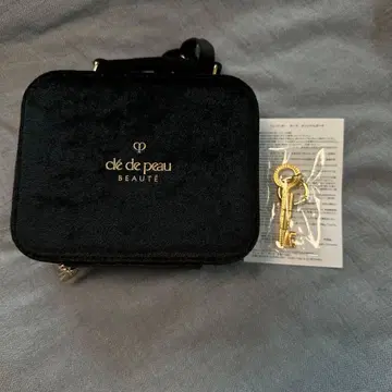 끌레드뽀 보떼 파우치 홀리데이 2025 컬렉션, 쇼핑백 포함