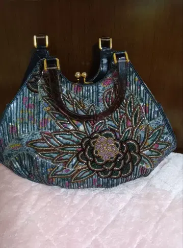 미사용 새상품 자수와 비즈 장식의 핸드백