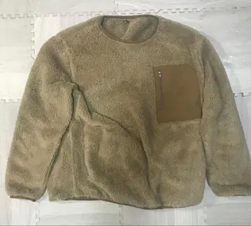 베이지 플리스 자켓 포켓 부착