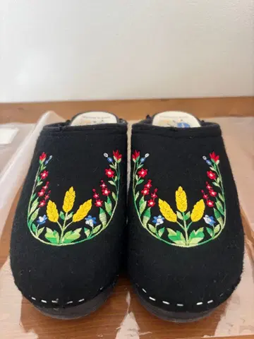 Gretel's Clogs 블랙 자수 사보 샌들