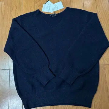 택 포함 새상품 INDIVI 네이비 라메 V넥 긴팔 니트