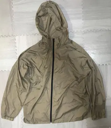 베이지 나일론 자켓 후드 부착