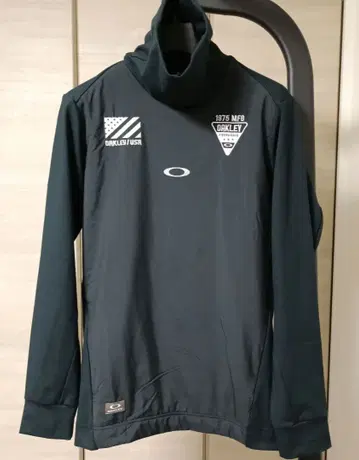 Oakley 터틀넥 의류 M 사이즈