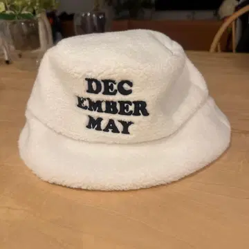 디셈버 메이 버킷 햇 화이트