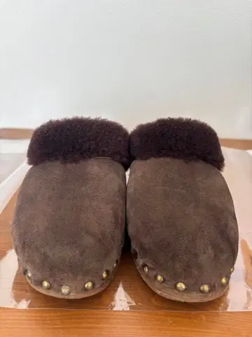 브라운 퍼 슬리퍼 스터드 장식