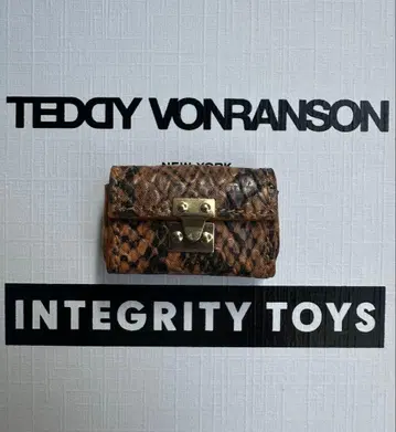 About A Boy Jaeme Costas 클러치백 Poppy에게도