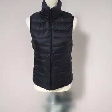 유니클로 새상품급 블랙 다운 베스트