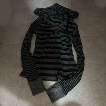 보더 y2k 그런지 헤이세이 갸루 펑크 락 영문 V넥 시크 스타일