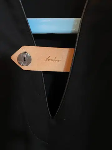 일리니사 PULL OVER SHIRT WITH LEATHER TAB