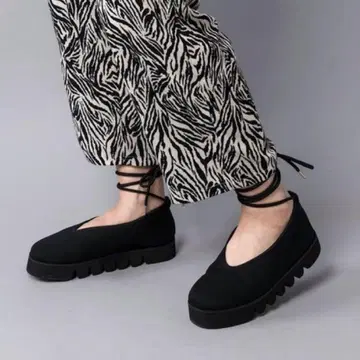 무스보레 파도 밑창 쿵푸슈즈 통굽 플랫슈즈 블랙 LL