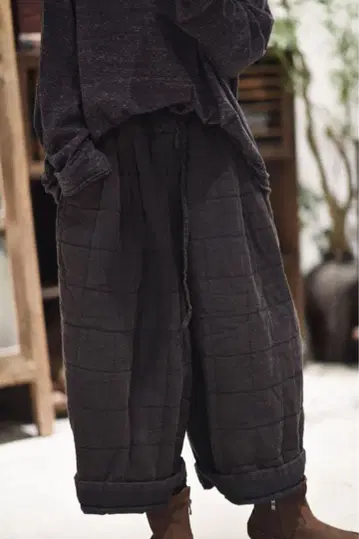 다크 그레이 퀼팅 캐주얼 팬츠