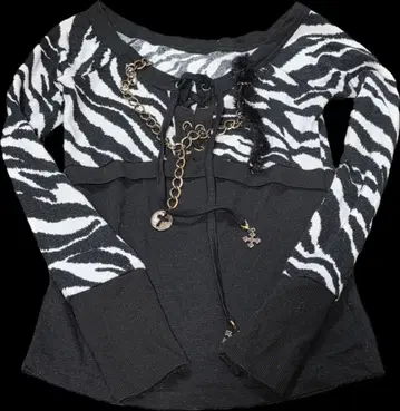 d.i.a. 제브라 패턴 오프숄더 스웨터