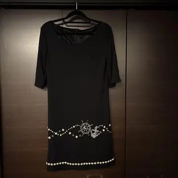 비즈 장식이 있는 블랙 무릎 기장 원피스