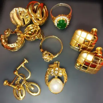 골드 액세서리 와 반지 세트