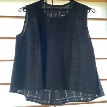 [새상품급] EPOKA 블랙 메쉬 슬리브리스 상의