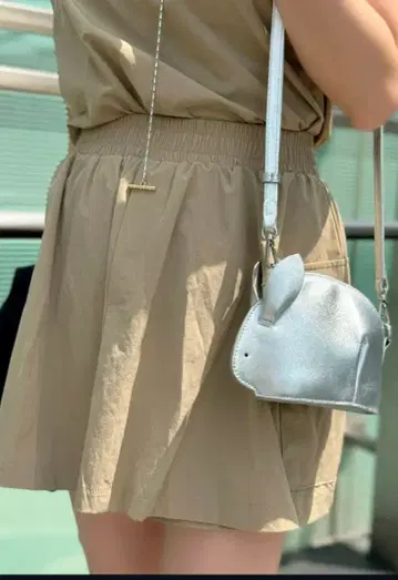 엘르 도트 토끼 가죽 파우치 숄더