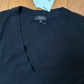 택 포함 새상품 Theory 블랙 V넥 니트 긴팔 울100%