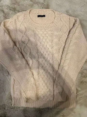 [새상품급] ESTHATION 아이보리 케이블 짜임 니트 스웨터