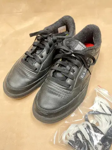 EAMES x Reebok 블랙 스니커즈