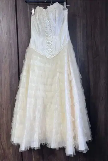 아이보리 스트랩리스 웨딩 드레스