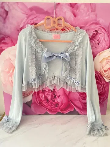 리본과 하트 레이스 사용이 귀여운 가디건