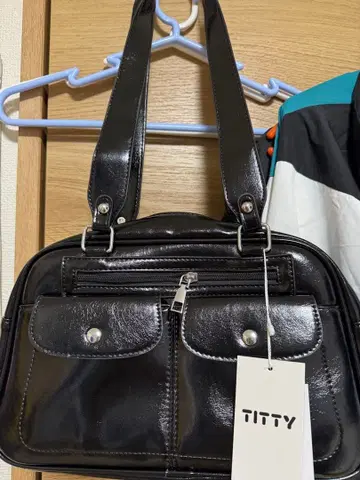 titty & Co. 블랙 보스턴 백