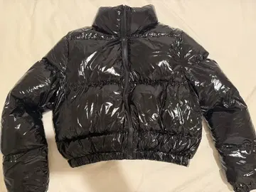 광택 블랙 크롭 다운 자켓