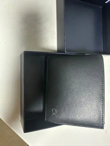 최종 가격 인하! Calvin Klein 블랙 접이식 지갑
