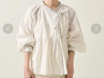 프릭스스토어 배색 카슈쿨 리본 숏 블라우스