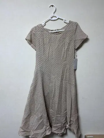 슬리브리스 플레어 원피스 베이지