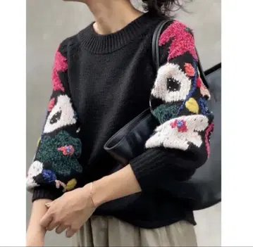 비어즐리 꽃 자카드 니트 블랙 정가 28,600