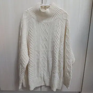 아이보리 케이블 니트 하이넥 스웨터