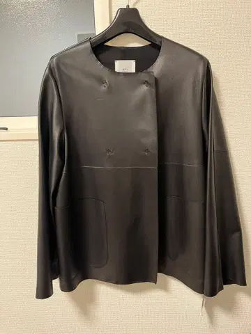 이에나 러브르 가죽 노카라 자켓