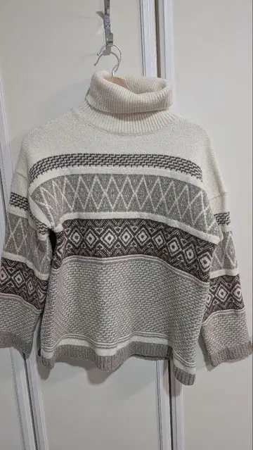 기하학 패턴 아이보리 스웨터