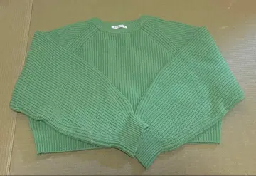 뷰티 앤 유스 숏 기장 스웨터 그린