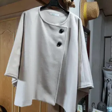 베이지 케이프 코트 블랙 버튼