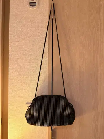 [ 새상품급 ] 어반 리서치 리브 블랙 숄더백